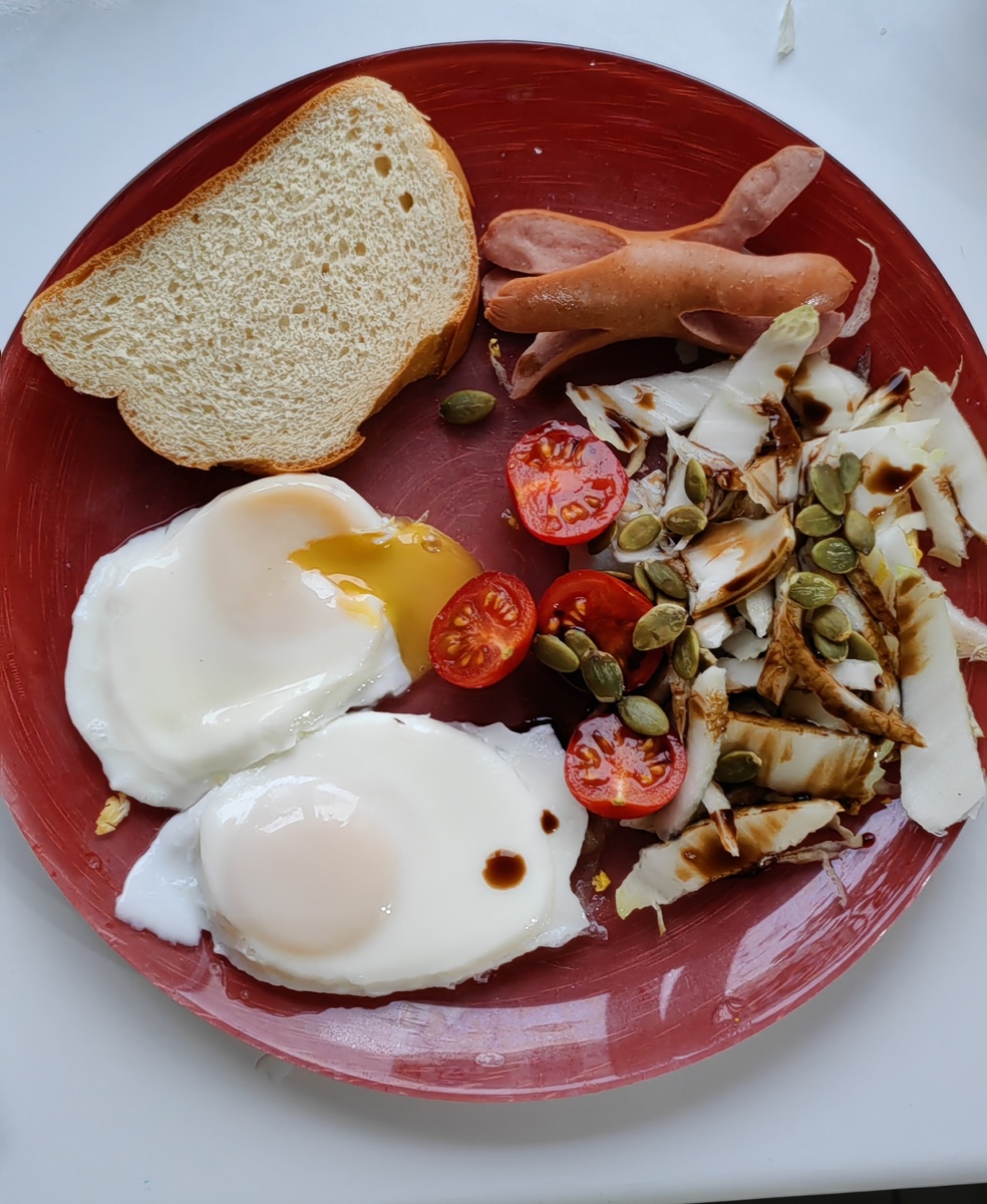 Кстати, раньше для фото я могла бы убрать хлебушек и сосиску, но сейчас я максимально за честность и открытость. Какая уж есть 🤗