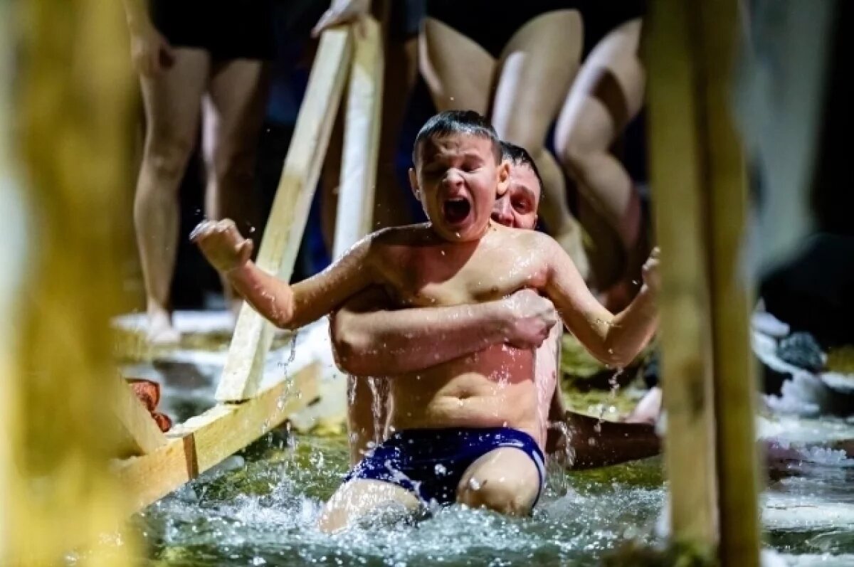    К утру 19 января на Крещение окунулись в прорубь более 6 тысяч новосибирцев