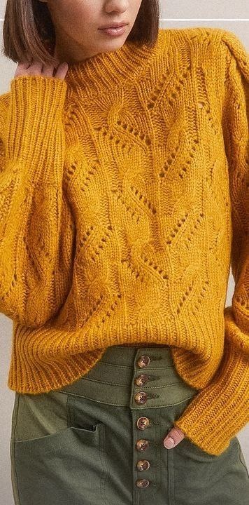 Яркий свитер мандаринового цвета настоящая приманка для модниц. Вязание спицами для Вас