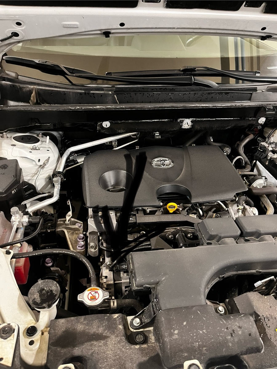 Металлическая табличка за генератором.