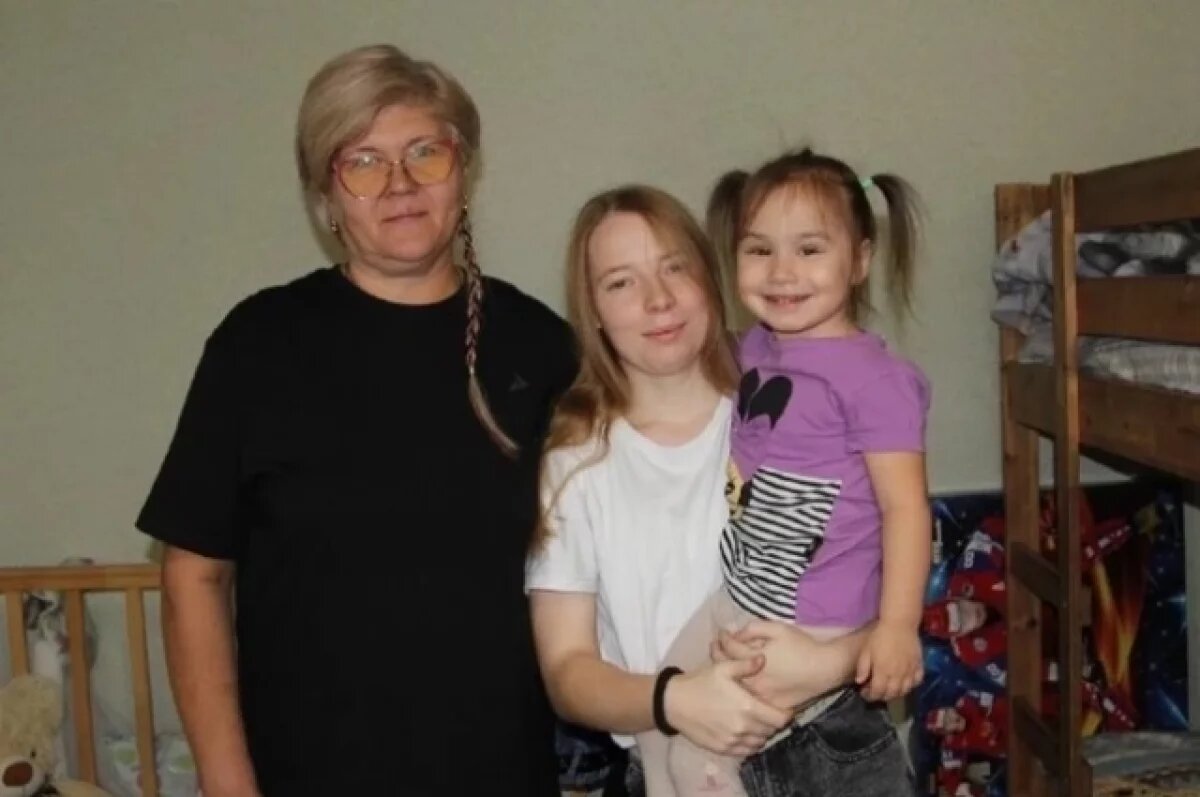    У женщины трое своих и семь приёмных сыновей и дочек.