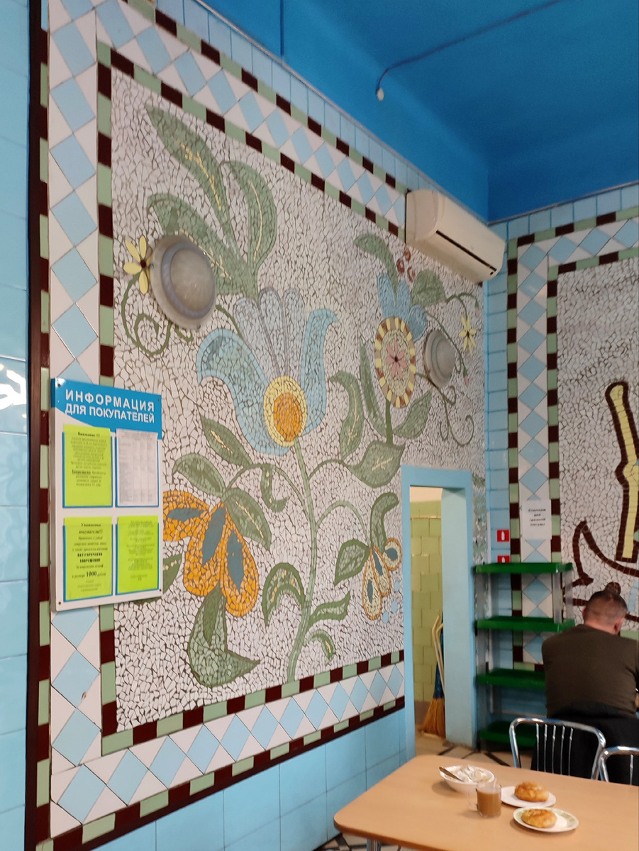 Первое, что видишь при входе - фантазийные цветы