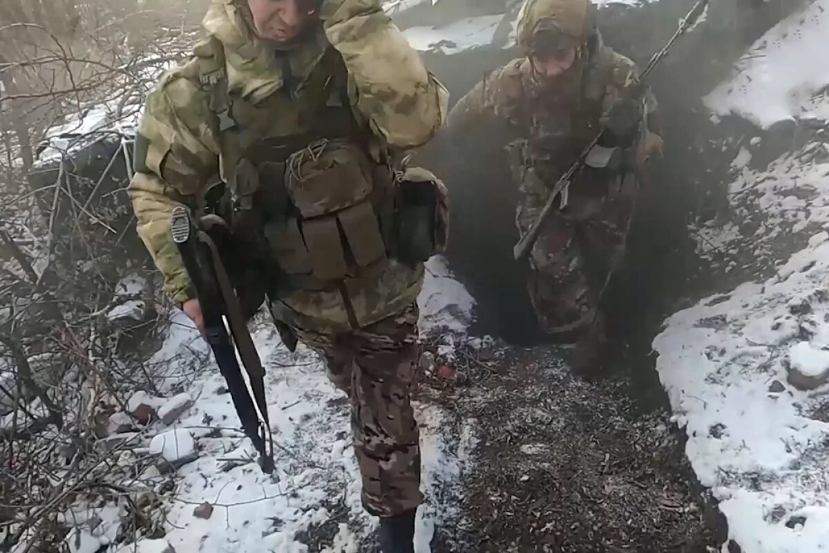    Спасло чудо.