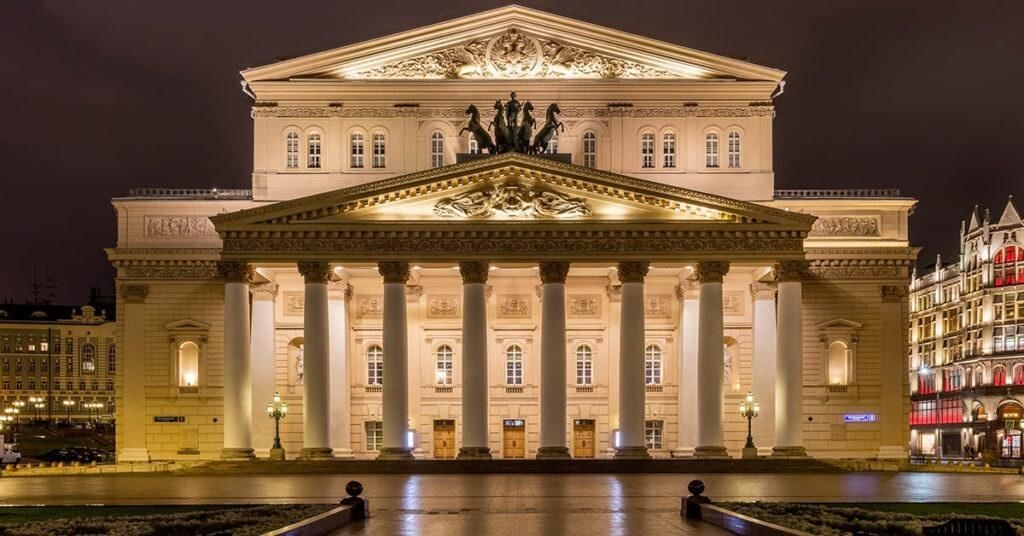 На развалинах сгоревшего театра Медокса, вырос Большой Петровский театр