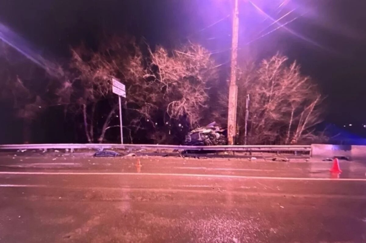    В Ростове 41-летний водитель внедорожника врезался в столб и погиб