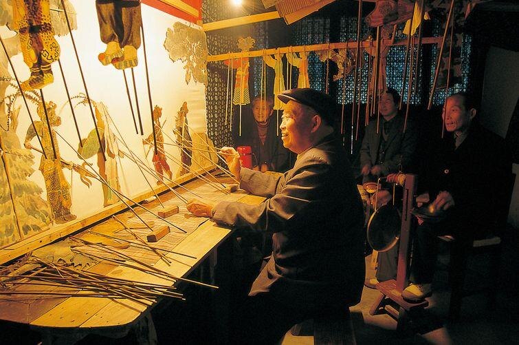 актер театра теней за работой