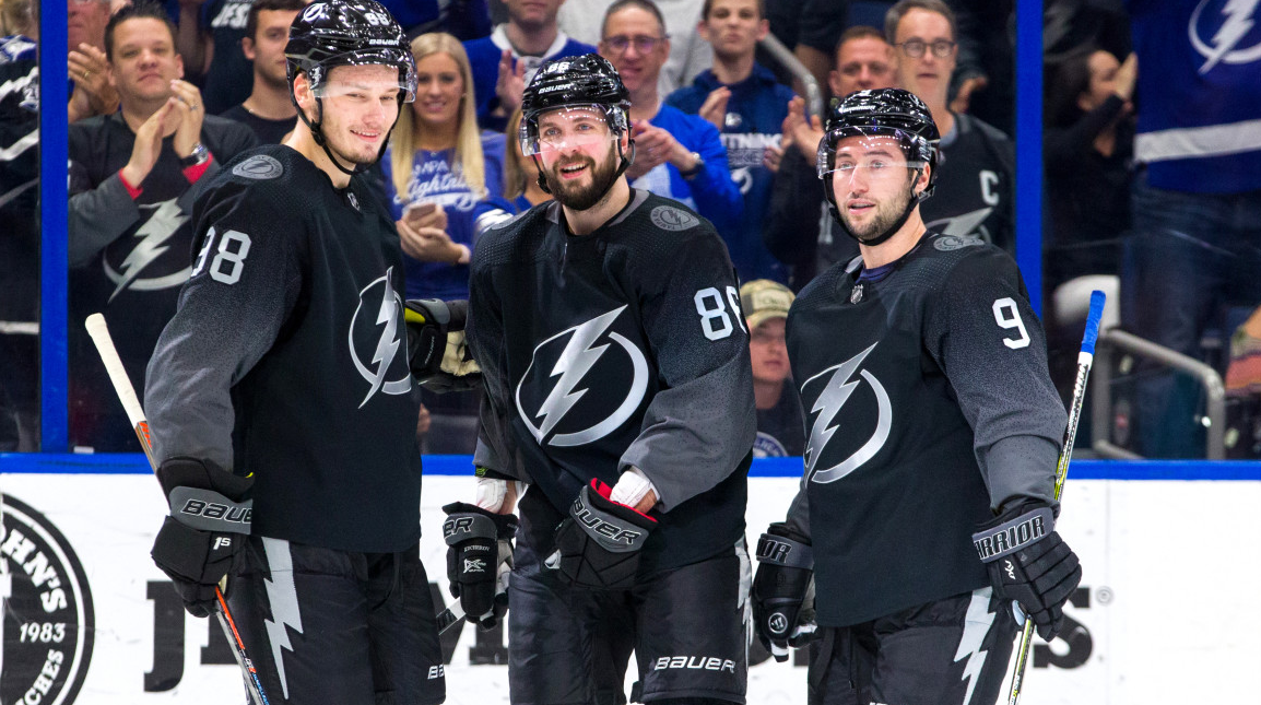 Никита Кучеров оформил 1+2 против "Детройта". Фото: НХЛ