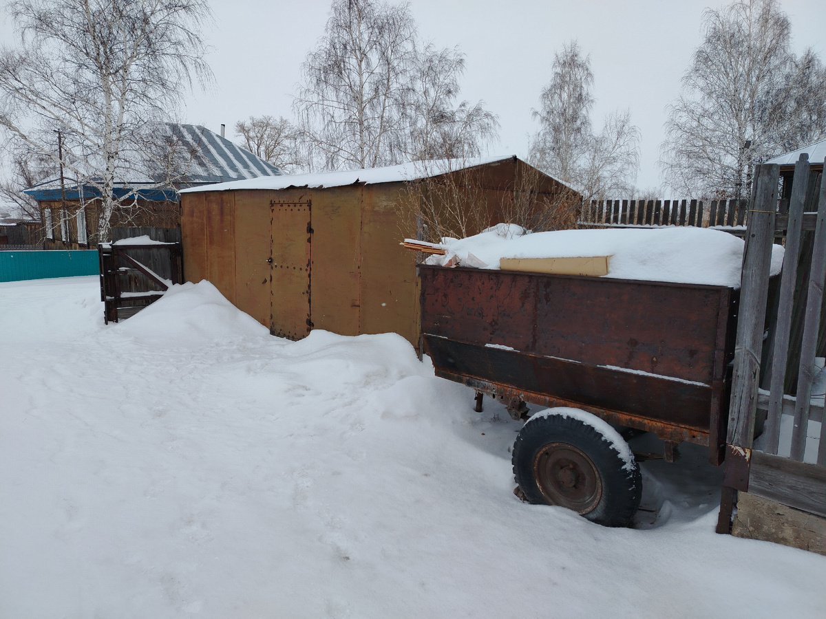 Гараж железный и тракторный прицеп