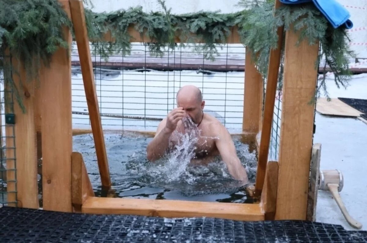    Полпред Жога искупался в купели и поздравил всех с Крещением