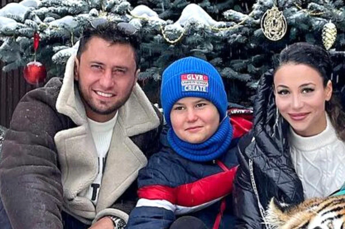 Пишут, что жена Прилучного Зепюр постоянно снимает Тимофея, сына первой жены Агаты, к себе в сторис, зная ситуацию.