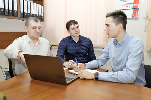    Александр Дряев. Техник Владислав Максаков, технолог 1-й категории Анатолий Васютин и технолог 1-й категории Александр Новосёлов (справа налево) вместе разработали уже 4 рацпредложения