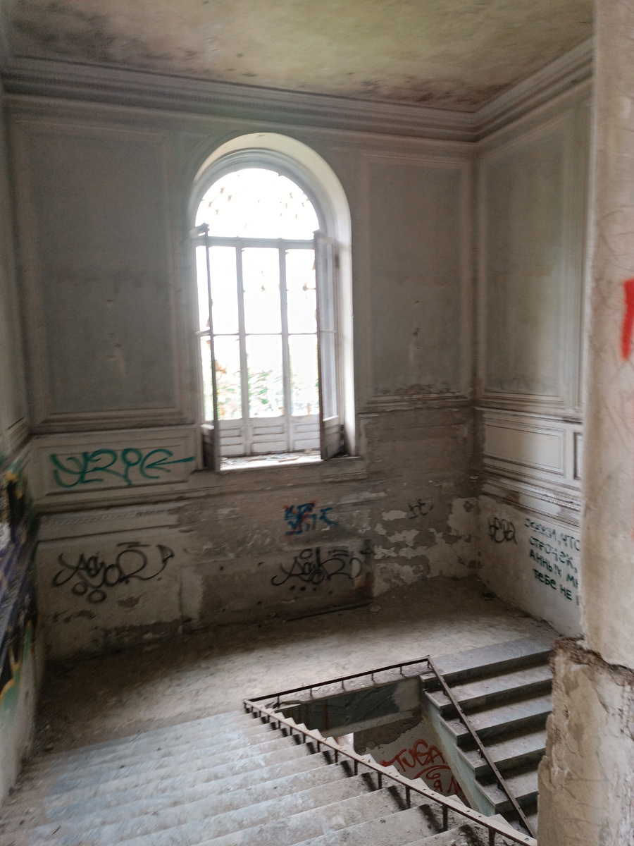 посмотрите какая лестница,как новая,но перила уже срезали