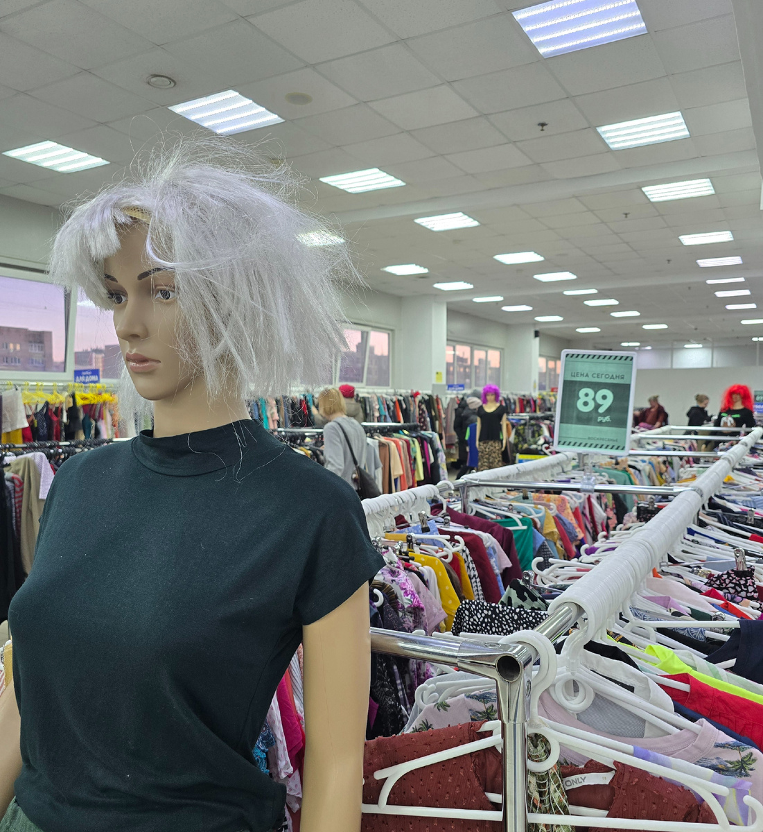 Пусть ваше воскресенье будет не таким ветренным , как у этого манекена 😂 