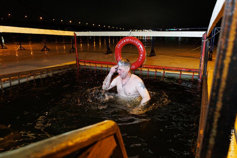    Две купели и теплые раздевалки для всех желающих открыли накануне в 20 часов у лыжной базы на Лесопильной.