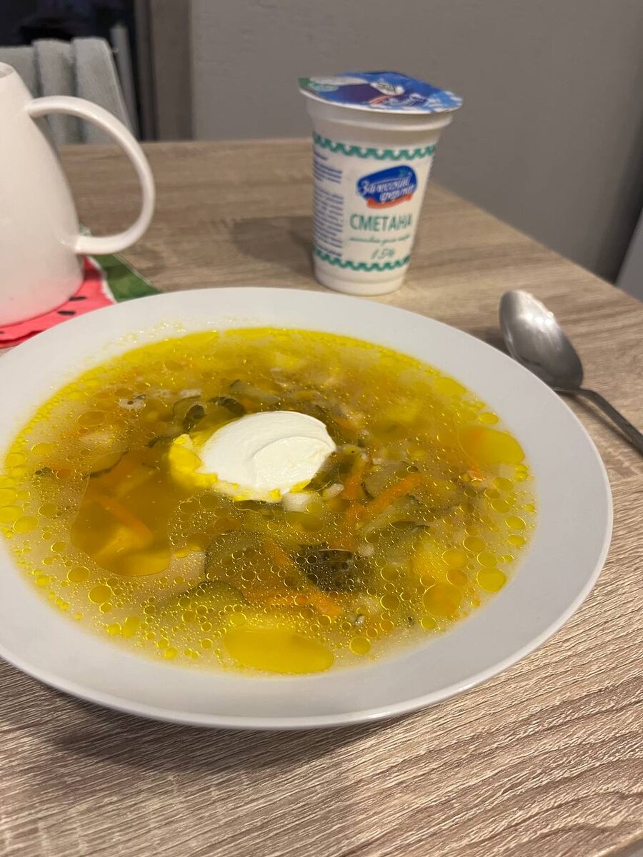 Рассольник со сметаной. Оцените цвет бульона)