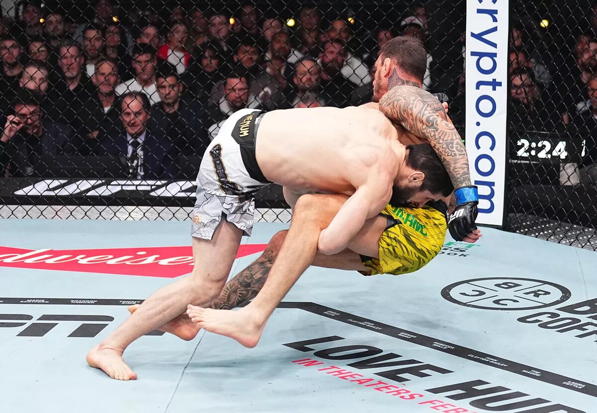 Ислам Махачев (Россия) победил Ренато Мойкано (Бразилия) в бою за титул чемпиона UFC в легком весе во время турнира UFC 311 (18 января 2025). Инглвуд
© Getty Images / Jeff Bottari/Zuffa LLC