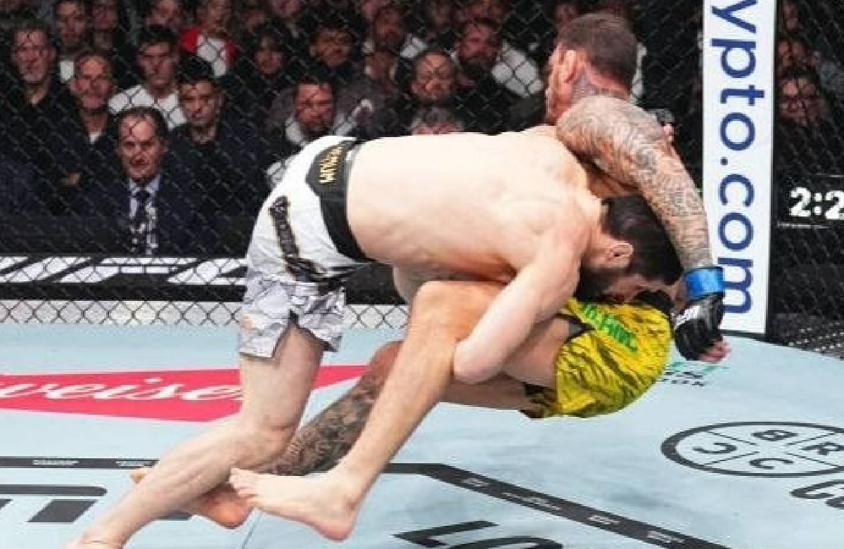 Ислам Махачев победил Ренато Мойкано в бою за чемпионский титул. Фото: соцсети