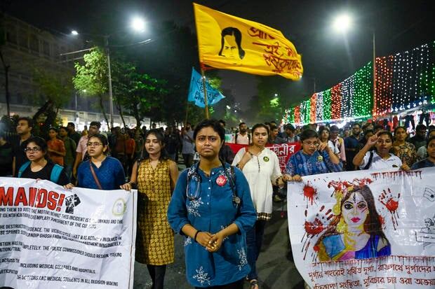 Младшие врачи выходят на митинг протеста из больницы SSKM на Эспланаду, Индия.Самир Джана/Hindustan Times через Getty Images