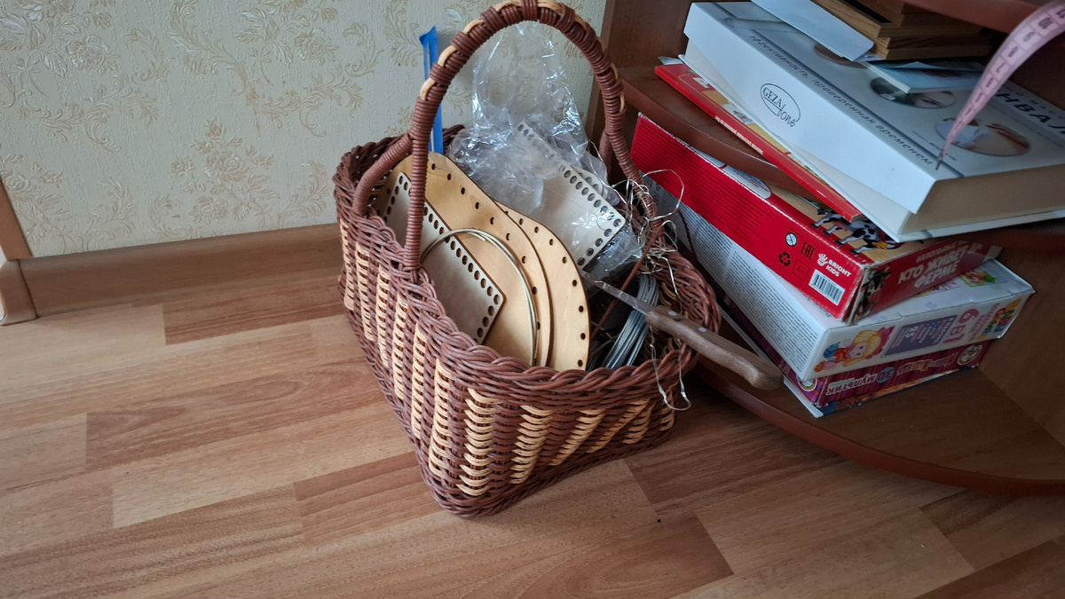 Вот эта стена и корзинка