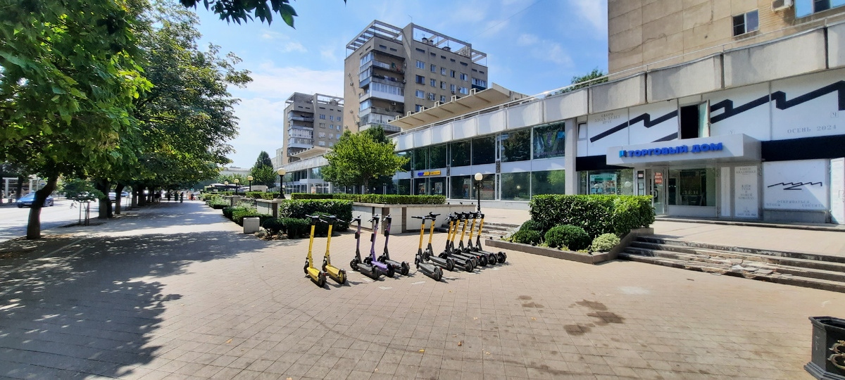 Лето, где ты? Ждём. Ул.Красная, Дом Книги.