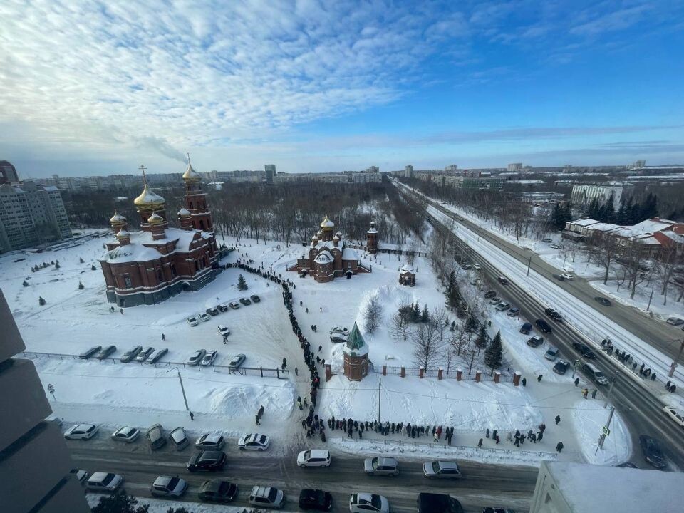    Очередь в собор в Барнауле. Источник: "Толк"