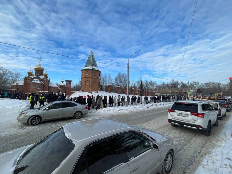    Очередь в собор в Барнауле. Источник: "Толк"