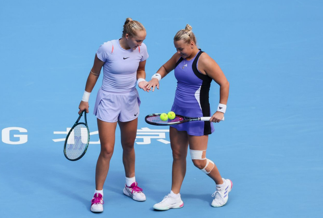 Мирра Андреева и Диана Шнайдер продолжают борьбу за победу в парном разряде Australian Open. Фото: соцсети