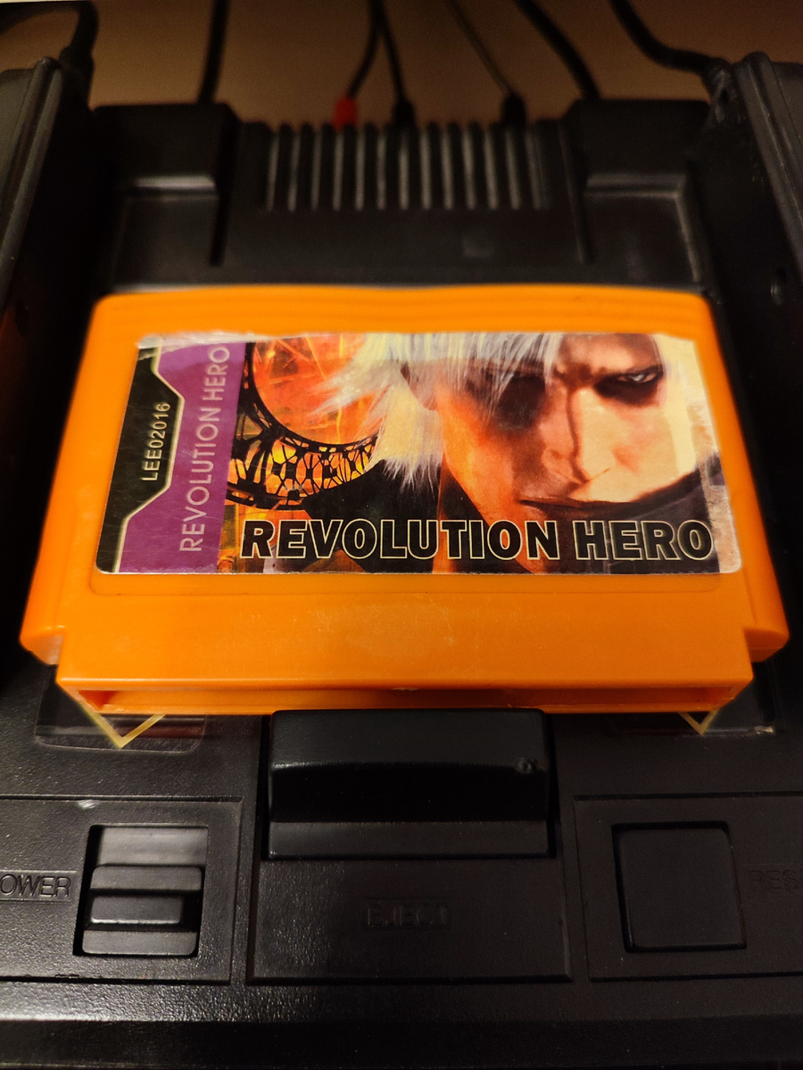 Фото сделаны мной. На фото игра Revolution Heroes. Оригинал игры "Guerrilla War" был разработа и издан SNK в 1987г. для аркадного игрового автомата и портирована на NES и др. платформы. Продюсер Эйкичи Кавасаки, программист Юкио Канеда. Фото демонстрирует начальную заставку игры, а так же общий визуальный фон игры. Подробнее об этом рассказано в статье. Все материалы принадлежат правообладателям и размещены исключительно в информационных целях.