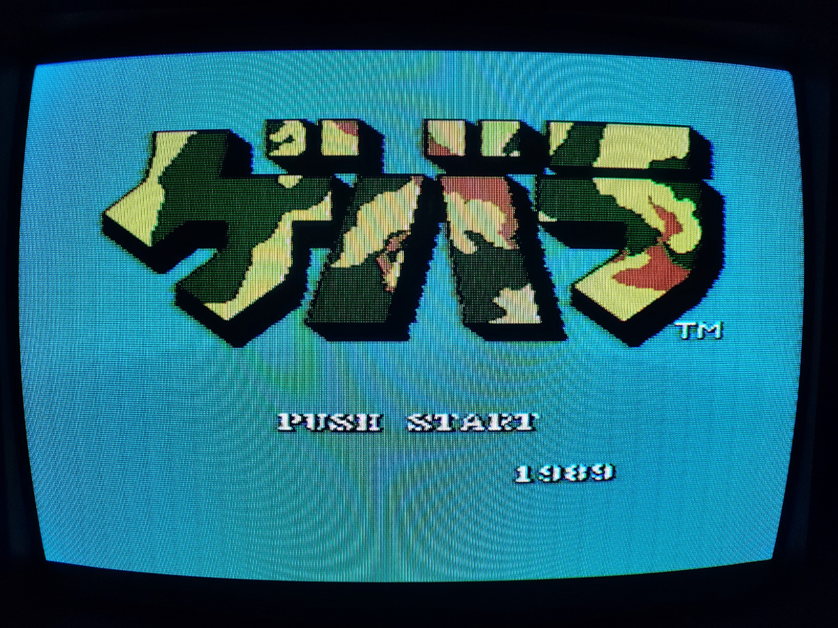 Фото сделаны мной. На фото игра Revolution Heroes. Оригинал игры "Guerrilla War" был разработа и издан SNK в 1987г. для аркадного игрового автомата и портирована на NES и др. платформы. Продюсер Эйкичи Кавасаки, программист Юкио Канеда. Фото демонстрирует начальную заставку игры, а так же общий визуальный фон игры. Подробнее об этом рассказано в статье. Все материалы принадлежат правообладателям и размещены исключительно в информационных целях.