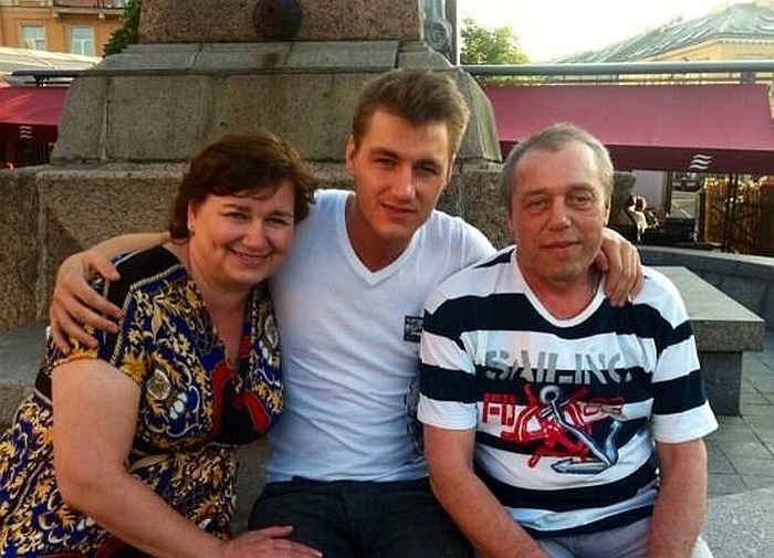 Алексей Воробьёв с родителями. / Фото: www.star-tape.ru