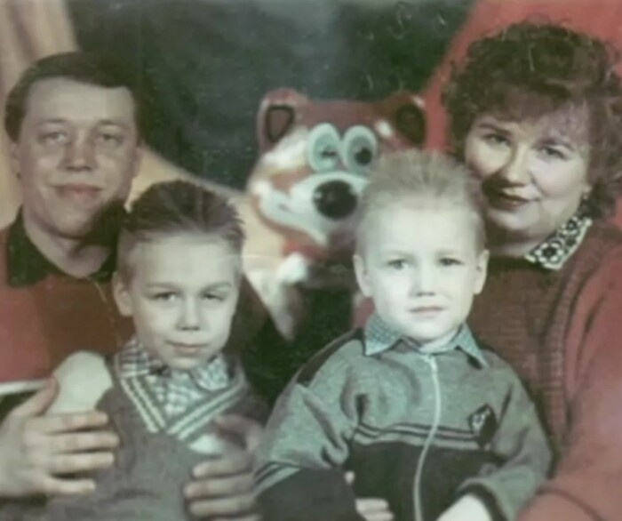 Алексей Воробьёв в детстве с родителями и старшим братом. / Фото: www.edisonquest.ru