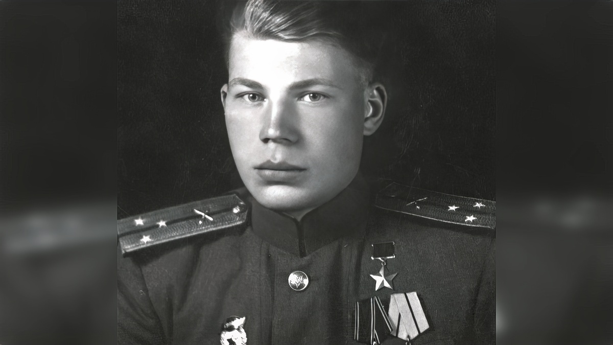 Старший лейтенант Б. Кравцов, 1944 год