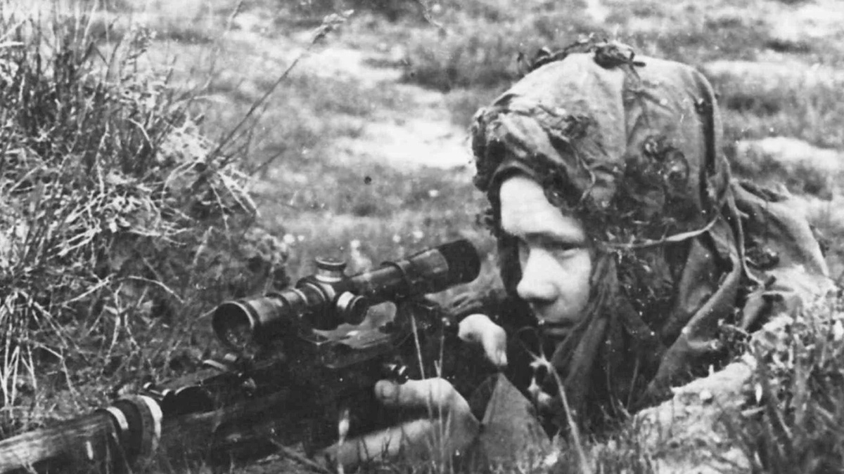 Советский снайпер в засаде. Источник Яндекс картинки