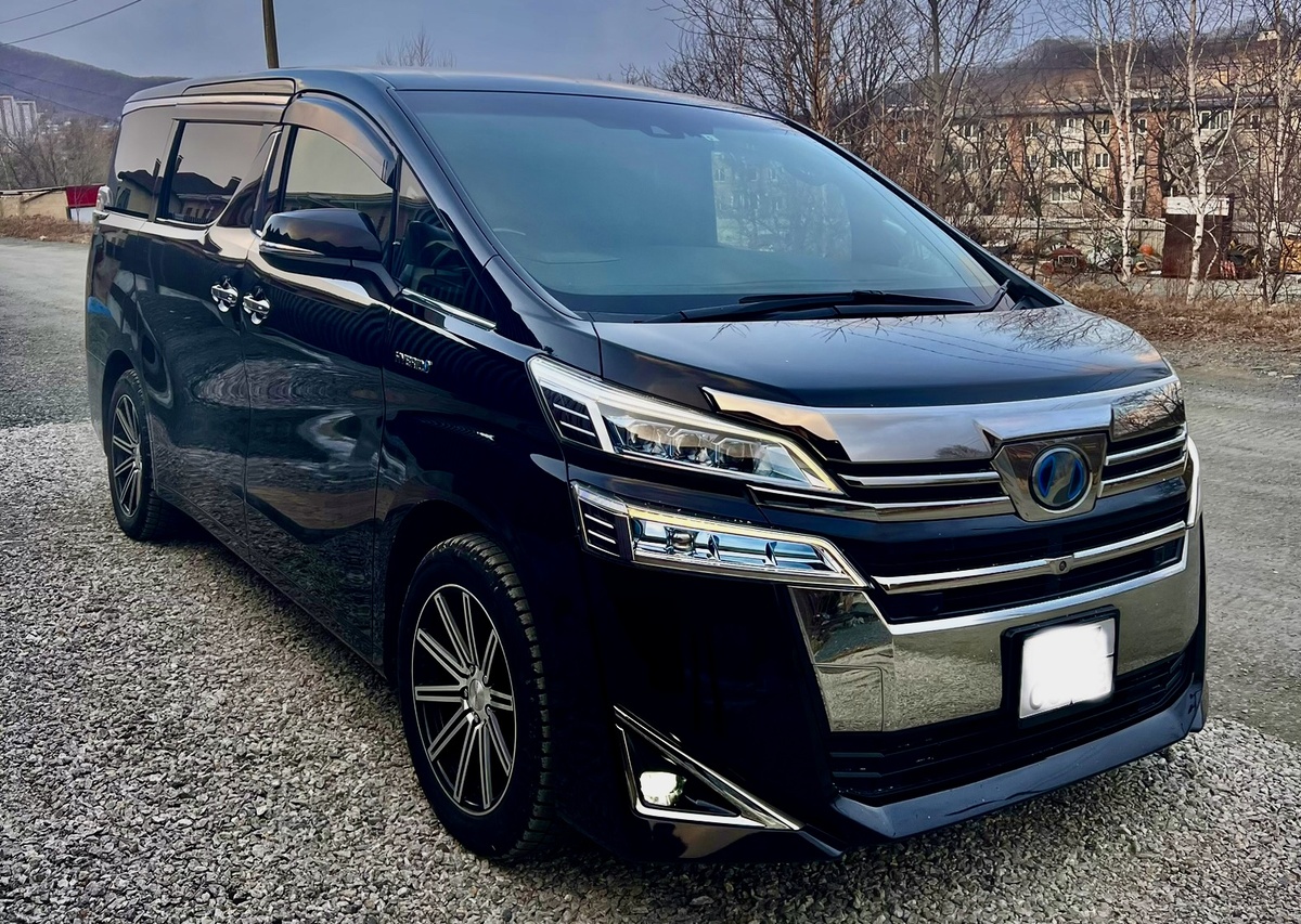 Вот такой аппарат на гибридном двигателе мы взяли. Прям то что нужно для нашей большой семьи. Правда дети ездят сзади как короли, лучше чем взрослые спереди. Места в машине прям очень много. Двигалель 2,5 литра с батарейкой и несколькими электромоторами. Выдает около 200 лошадей единовременной мощности. Расход при этом смешной для такого аппарата - летом в городе 10-11 литров. За городом летом 7,5 литров. Это точный расход до граммов. Засекаю по полному баку а не по этим модным счетчикам в авто. Врут они изрядно. Правда с налогом не повезло, 43 тысячи в год выходит, но я придумал, как решить эту проблему для бюджета и с выгодой для семьи.