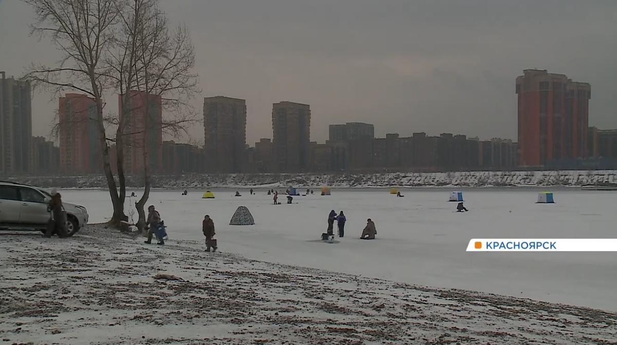     В Красноярске рыбаки массово выходят на тонкий лед Енисея