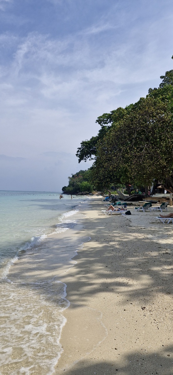 Минут 10 Мы идем по пляжу. Сразу в конце пляжа будут стоять мотоциклы.