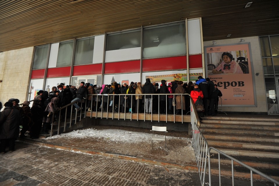    Люди стоят в очереди на выставку "Валентин Серов. К 150-летию со дня рождения" у входа в Третьяковскую галерею на Крымском валу в Москве Евгения ГУСЕВА