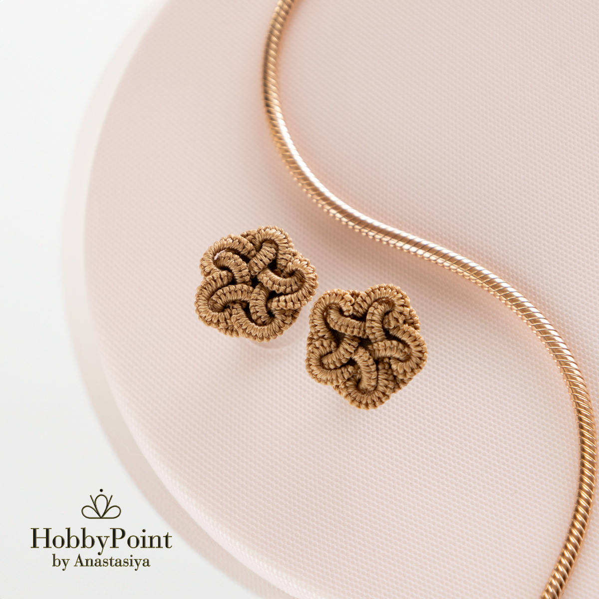 Серьги-гвоздики в технике фриволите. Автор: Анастасия Богданович