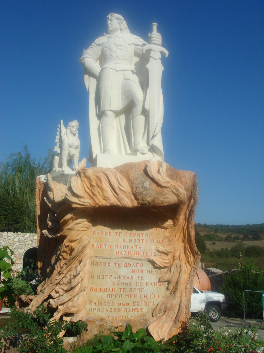 Памятник Георгу Тумпалову перед входом в Замок