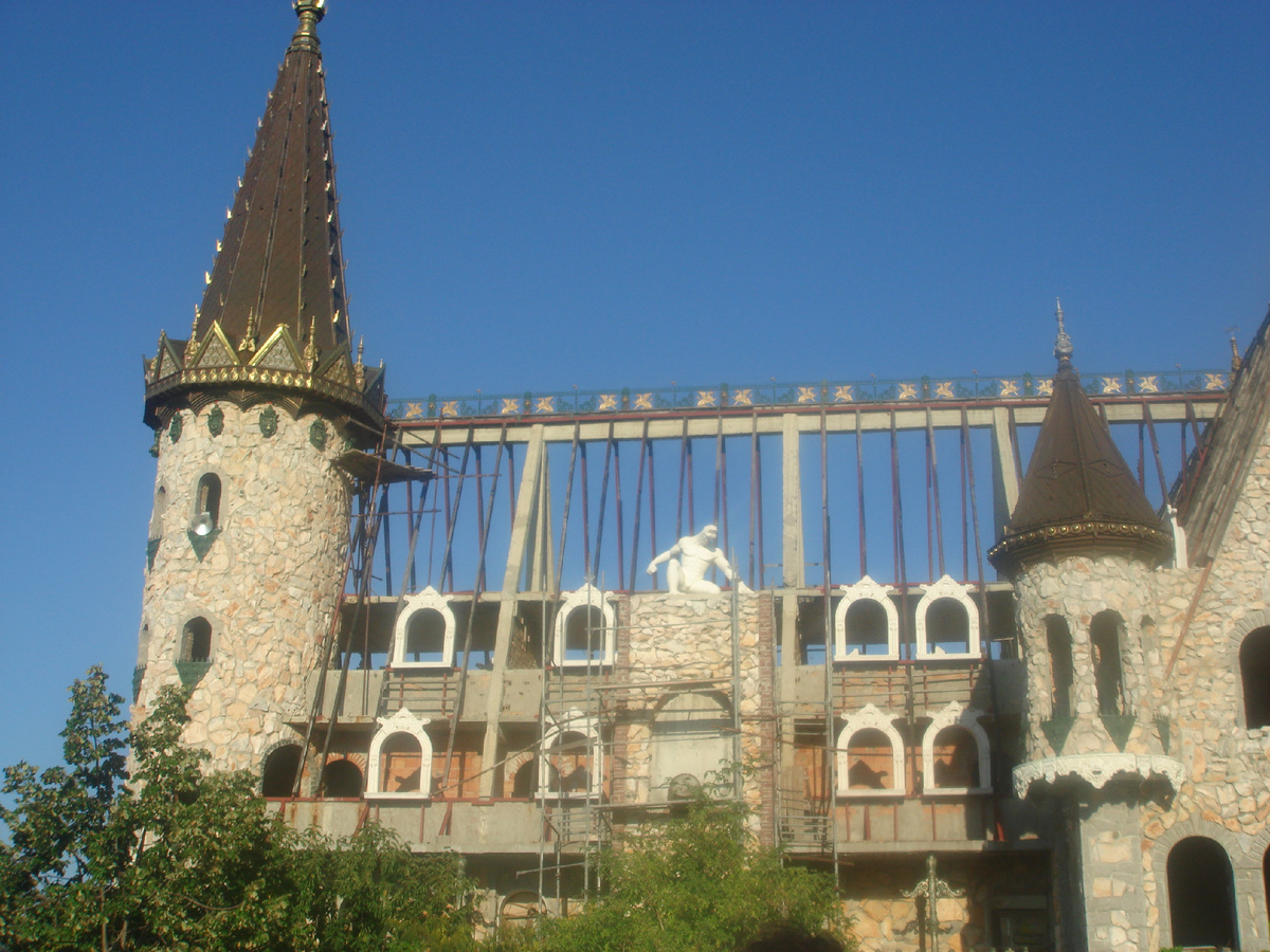 Замок в стадии строительства