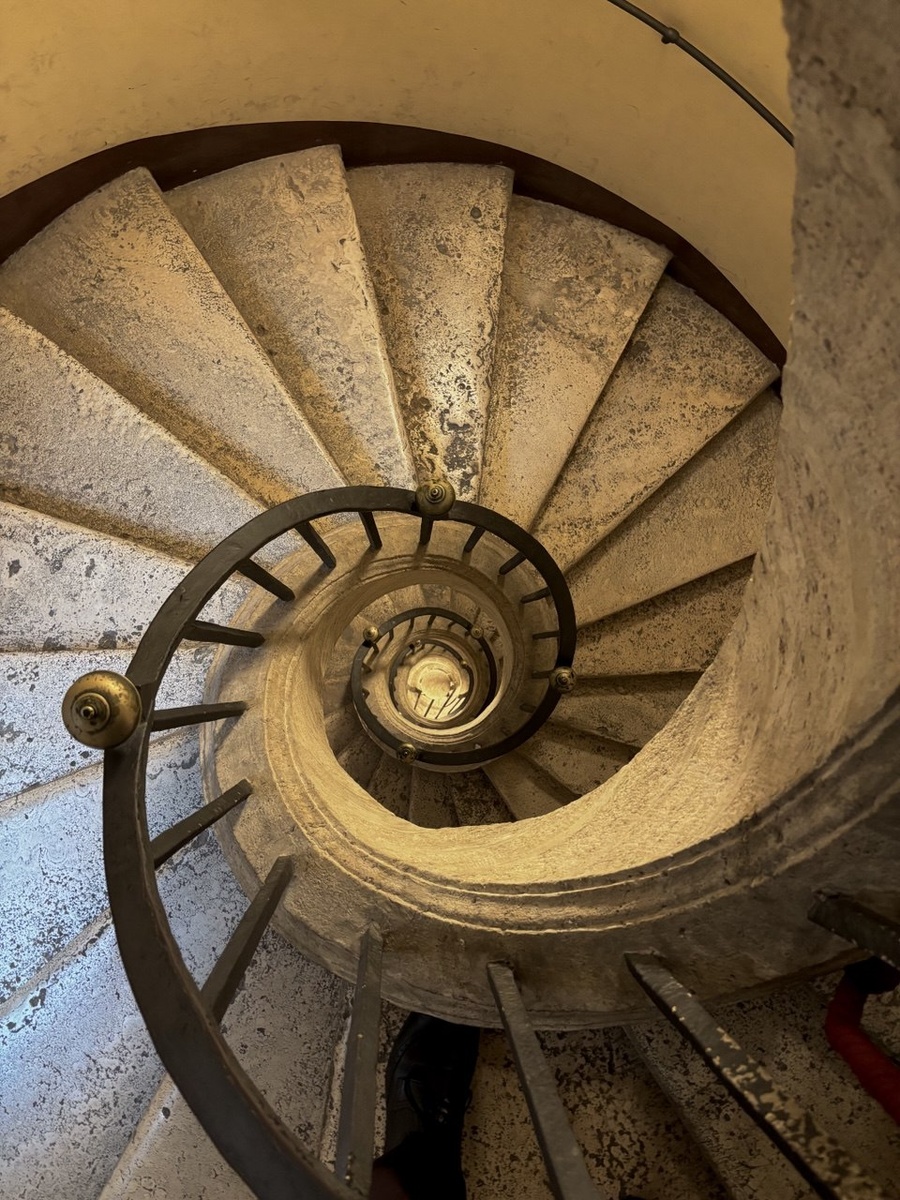 Винтовая лестница в форме ракушки из цельного куска мрамора в базилике Санта - Мария - Маджоре