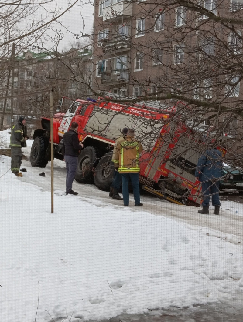    Пожарная машина провалилась под землю в Петрозаводскепаблик «Петрозаводск Live»
