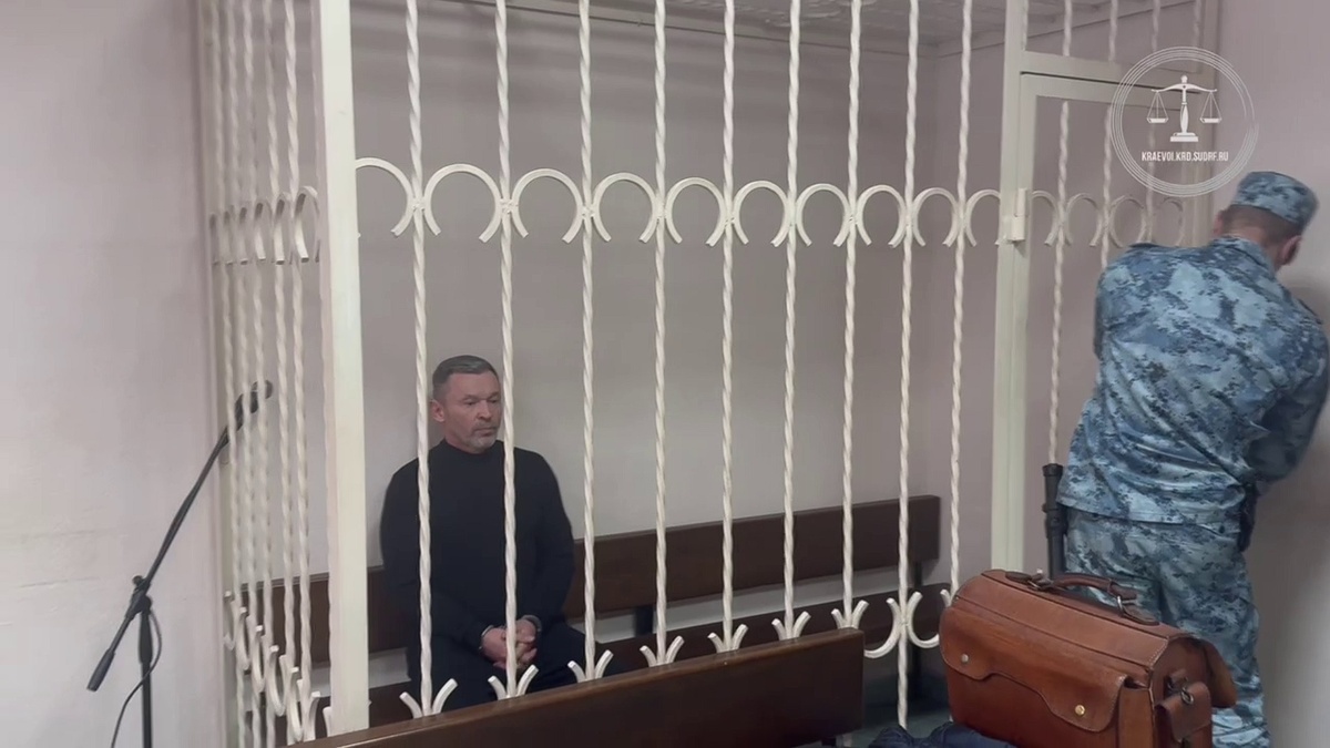 Теперь он на скамеечке за решётой.  фото: картинки яндекса.  