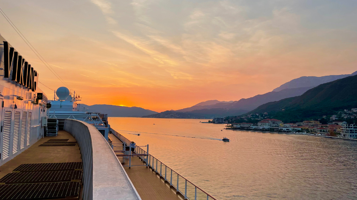 Вид с открытой палубы для персонала. Черногория, лето 2023.