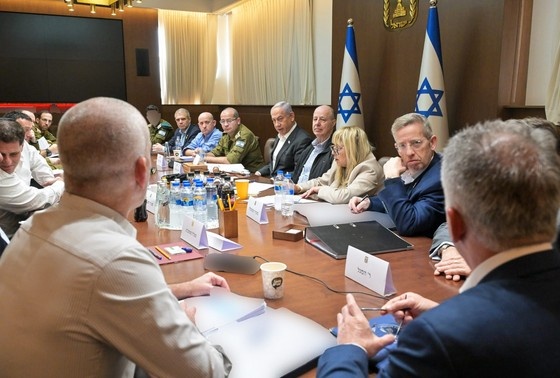    Премьер-министр Израиля Биньямин Нетаньяху (в центре) созывает свой кабинет безопасности в канцелярии премьер-министра для обсуждения предлагаемой сделки по освобождению заложников с ХАМАС из сектора Газа