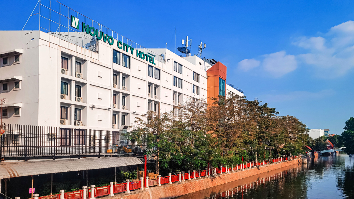 Nouvo City Hotel, вид со стороны канала.