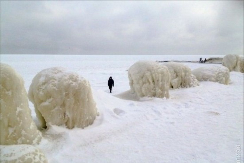 Одесса, 1977 год. Эти глыбы - это волнорез в море. Фото сделано 15 февраля 1977г,  через неделю после летней грозы в ночь с 07 февраля на 08 февраля