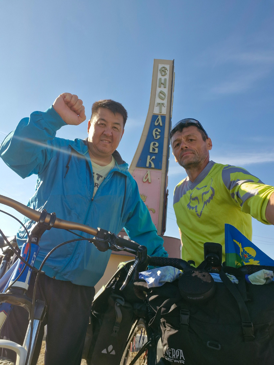 Фото возле стеллы Енотаевка