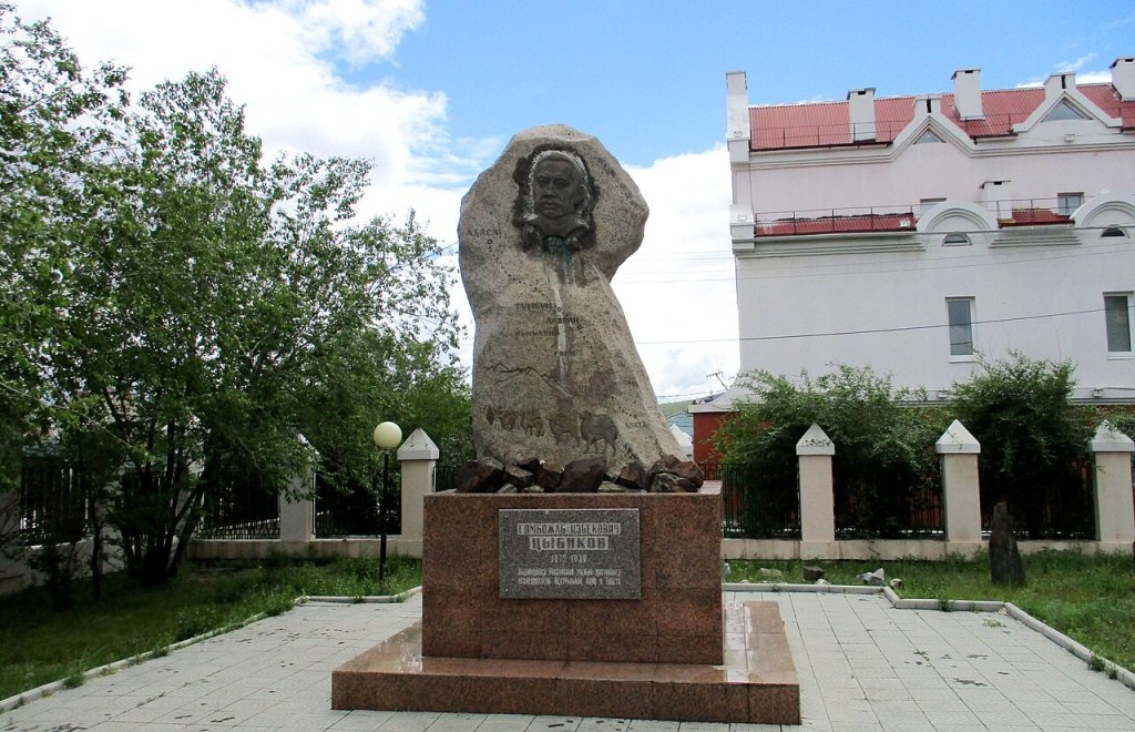 Памятник Г.Цыбикову во дворе Агинского национального музея им.Г.Цыбикова