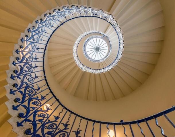*Лестница “Тюльпан” в Квинс-хаус (Гринвич).**Бейти был консультантом по цвету во время реставрации здания,*для лестницы он использовал синюю краску смальта